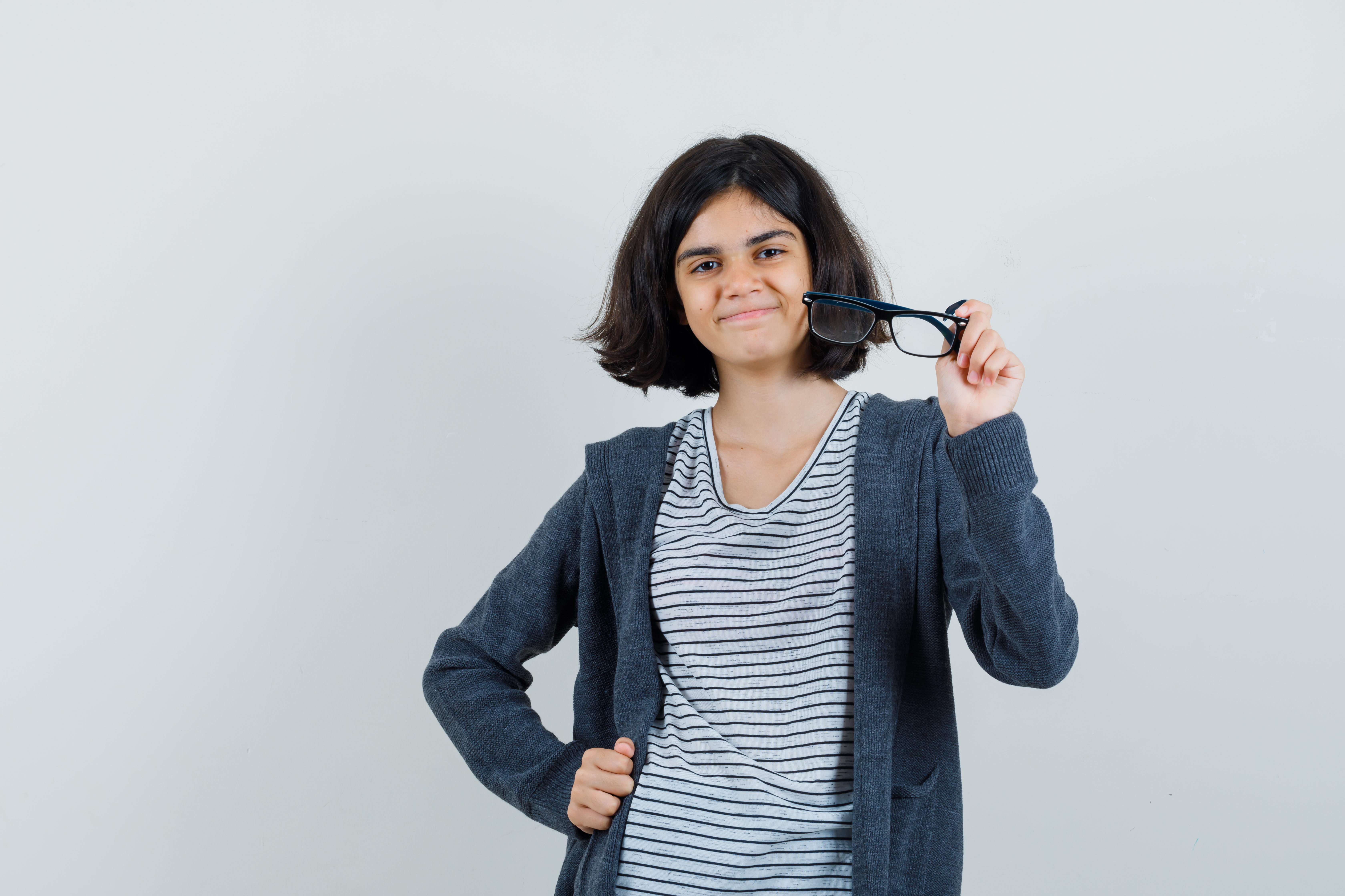 Monturas de diseño elegante exhibidas en ambiente luminoso y limpio